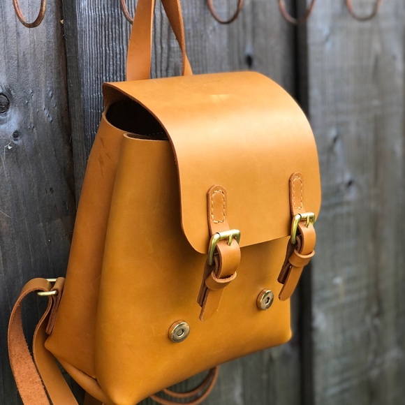 100% handmade using premium SB Foot leather and solid brass hardware.